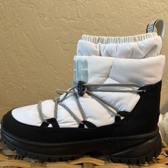 COPY - Yose Puffer Ugg Boots - Picture 3 of 4